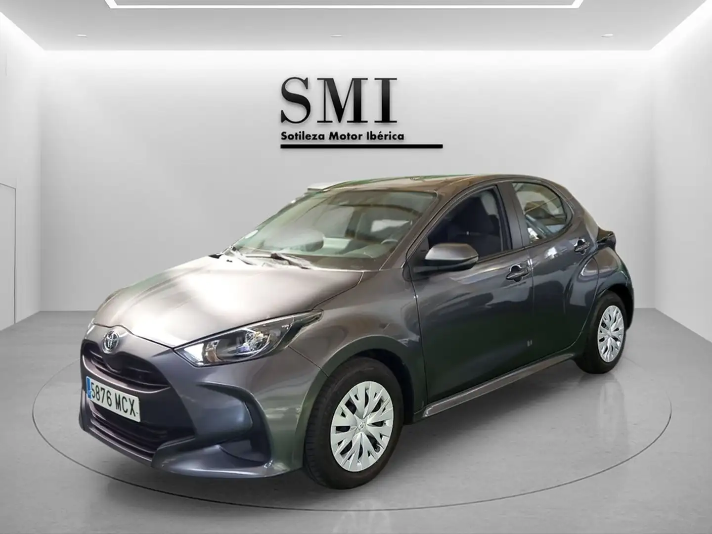 Toyota Yaris 120H 1.5 GR Sport Plus Gris - 1