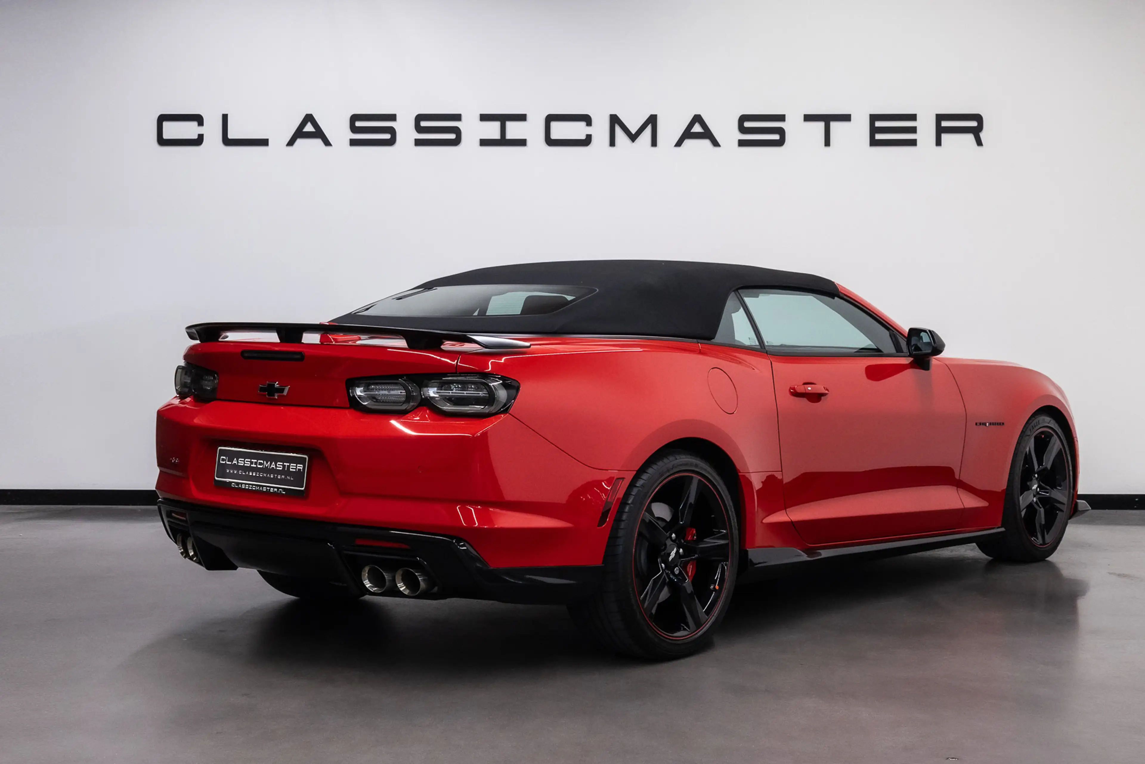 Chevrolet Camaro USA Convertible 6.2 V8 50th Anniversary Edition — photo 3