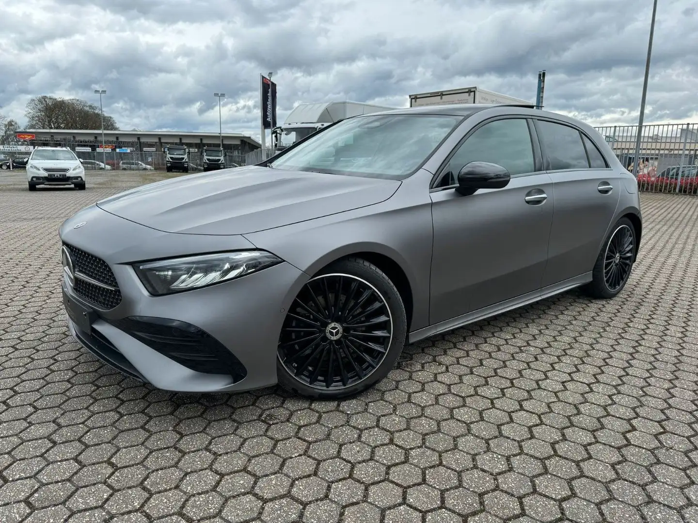 Mercedes-Benz A 220 d*AMG LINE*Panora*KeyGo*Kamera*3000km Gris - 1