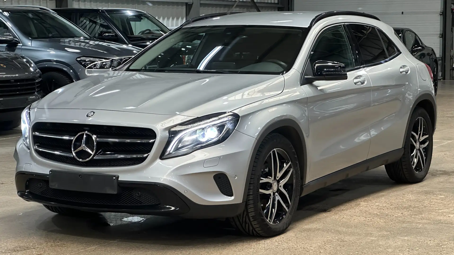 Mercedes-Benz GLA 200 d Grijs - 1