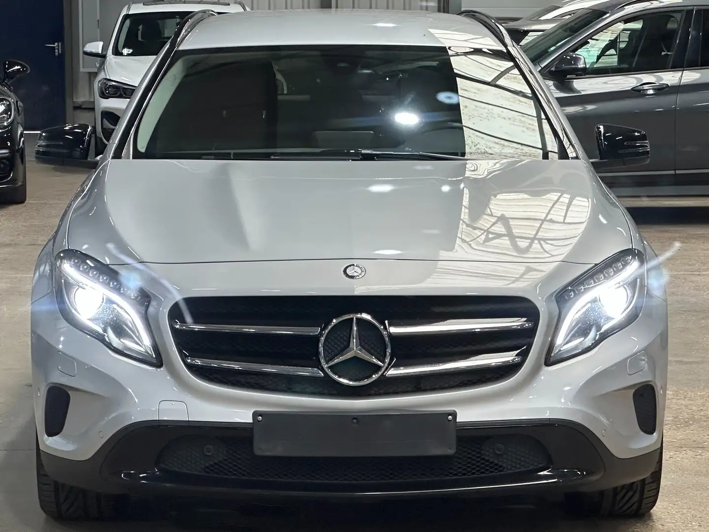 Mercedes-Benz GLA 200 d Grijs - 2