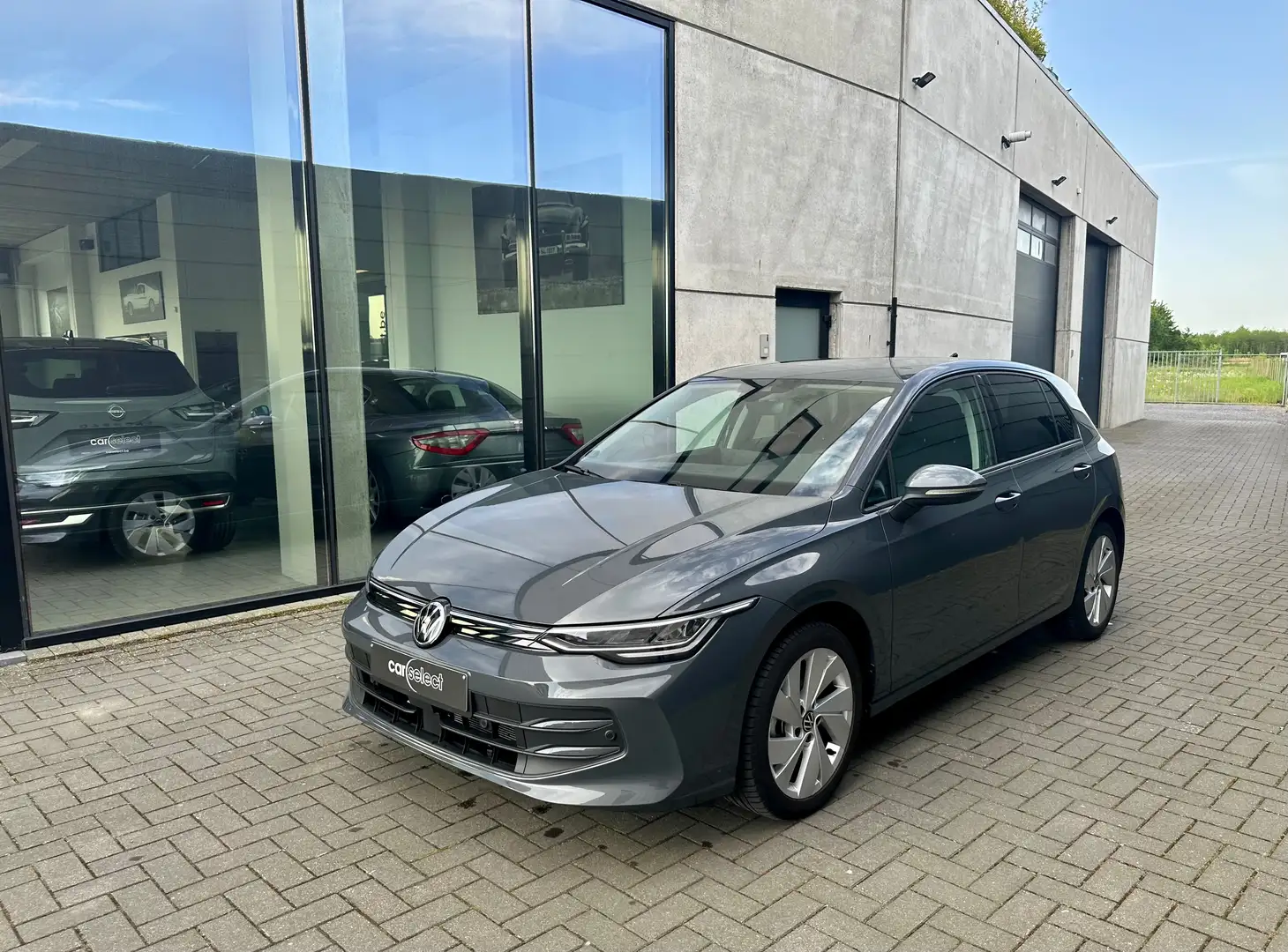 Volkswagen Golf 1.5 eTSI LIFE DSG Grijs - 1