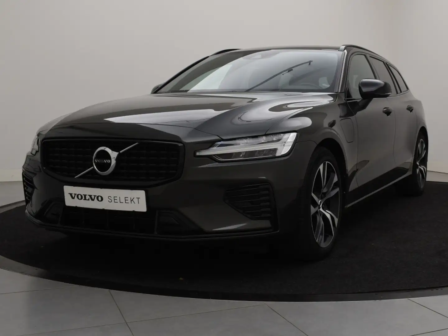 Volvo V60 T6 PLUG-IN HYBRID LONG RANGE PLUS DARK STOELVERWAR Grijs - 2