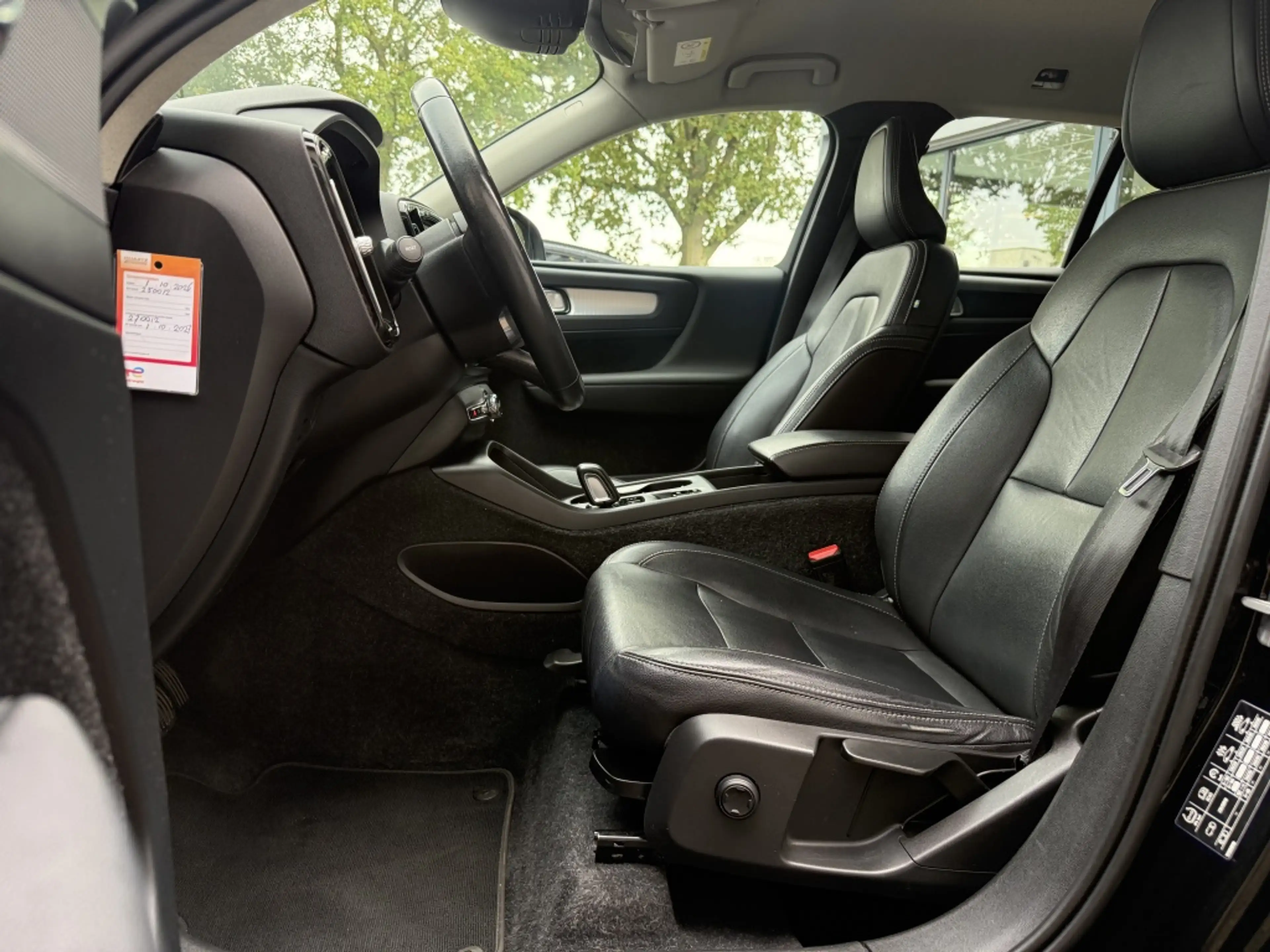 Volvo XC40 2.0 D3 AWD Momentum — photo 4