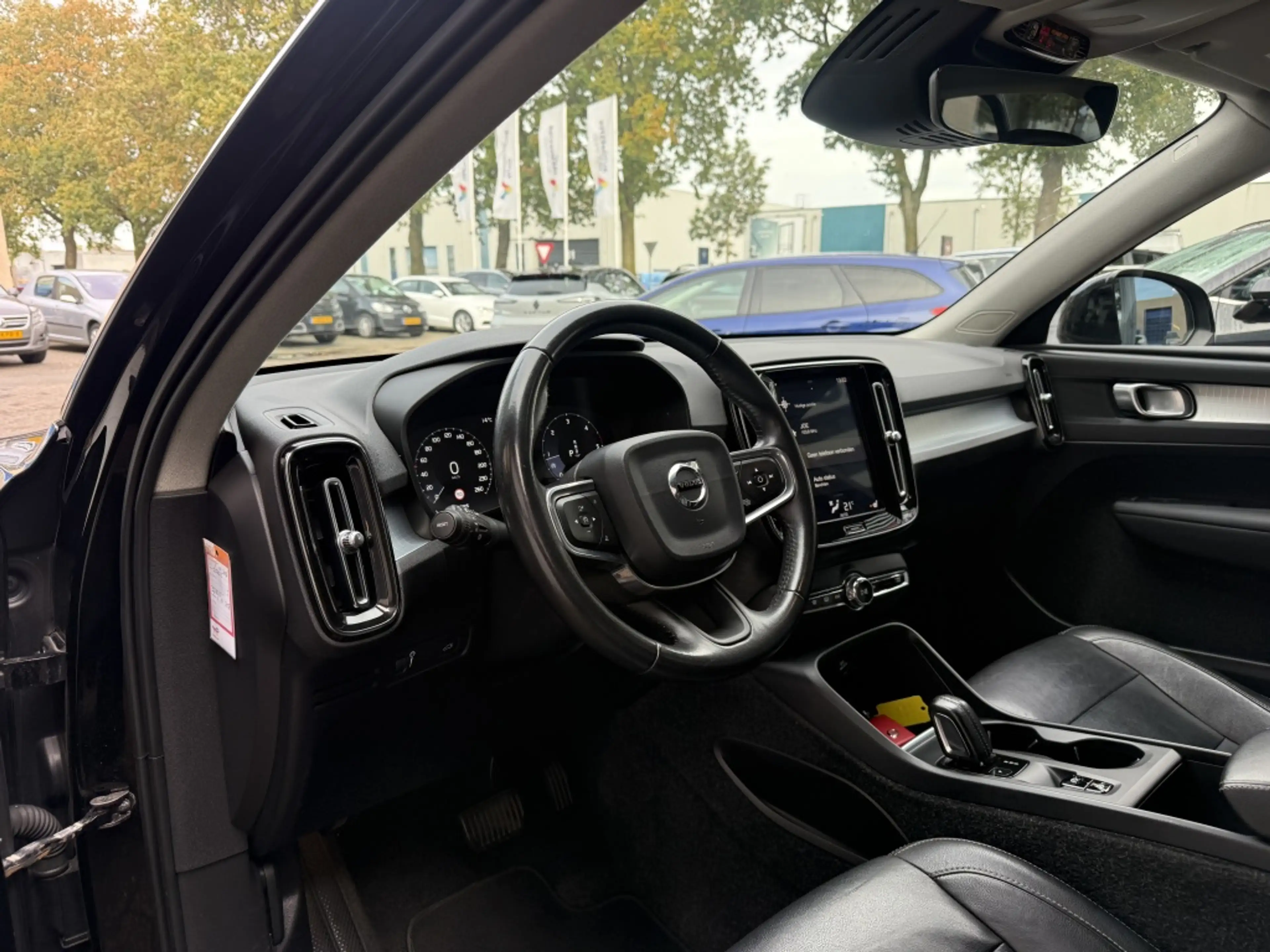 Volvo XC40 2.0 D3 AWD Momentum — photo 2