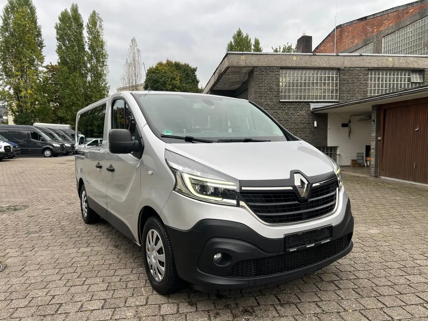 Renault Trafic L1H1 2,8t Life 9 Sitze *Navi*LED* Silber - 1