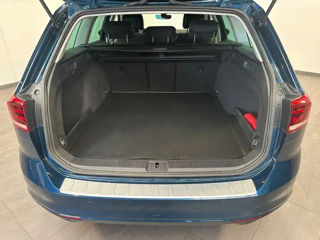 Volkswagen Passat view 8