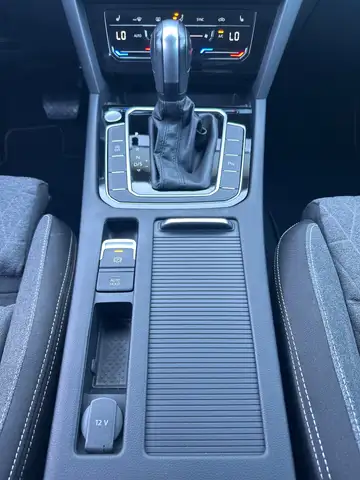 Volkswagen Passat view 14