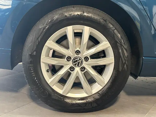 Volkswagen Passat view 3