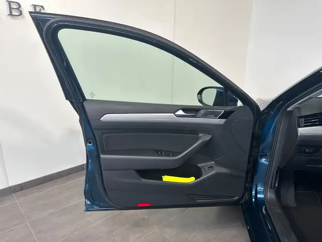 Volkswagen Passat view 6