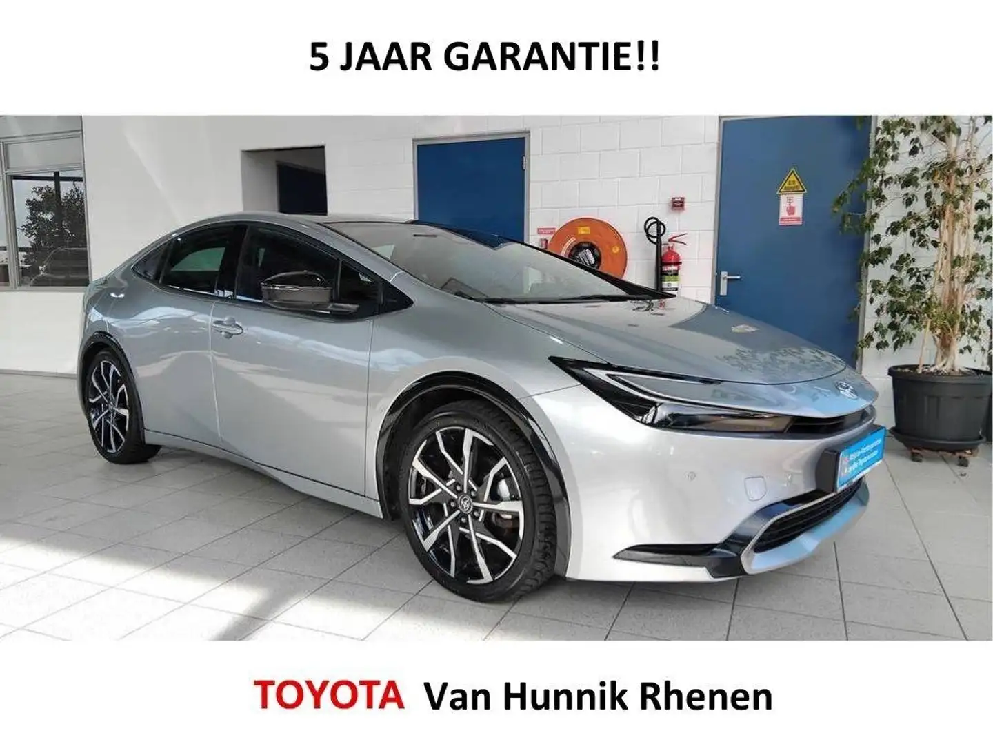Toyota Prius 2.0 Plug-In Executive | Navi | Stoelverw | Panodak Zwart - 1