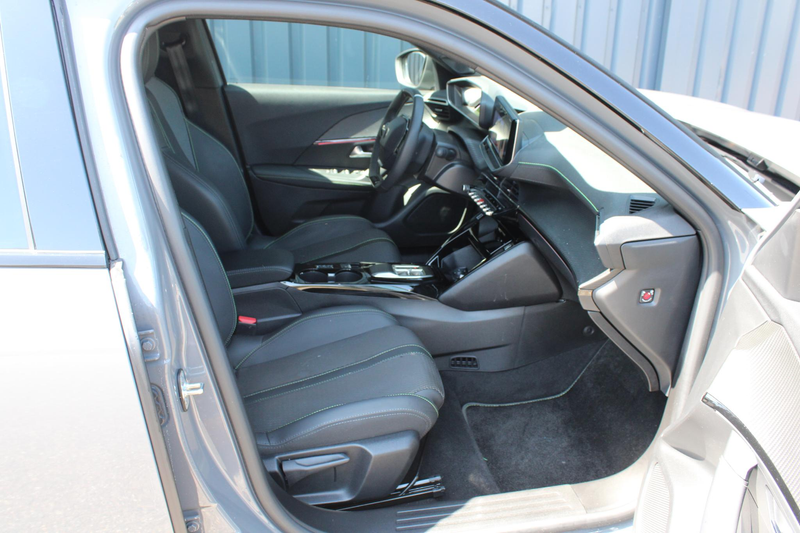 Peugeot e-2008 EV GT Avantage 54 kWh Navigatie | Camera V + A | D — photo 12