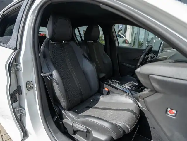 Peugeot 208 view 10