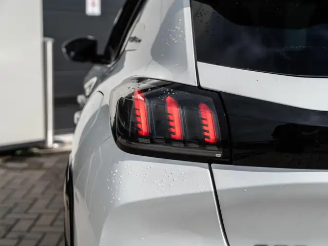 Peugeot 208 view 12