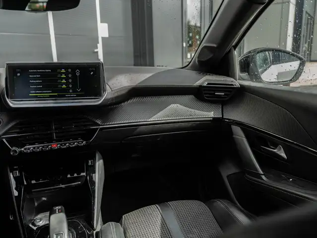 Peugeot 208 view 17