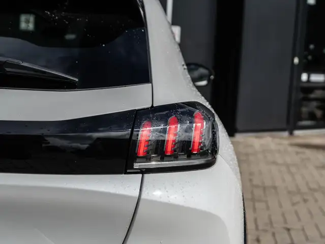 Peugeot 208 view 11