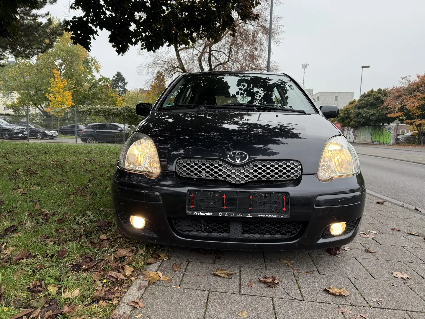 Toyota Yaris Neu TÜV Schwarz - 1