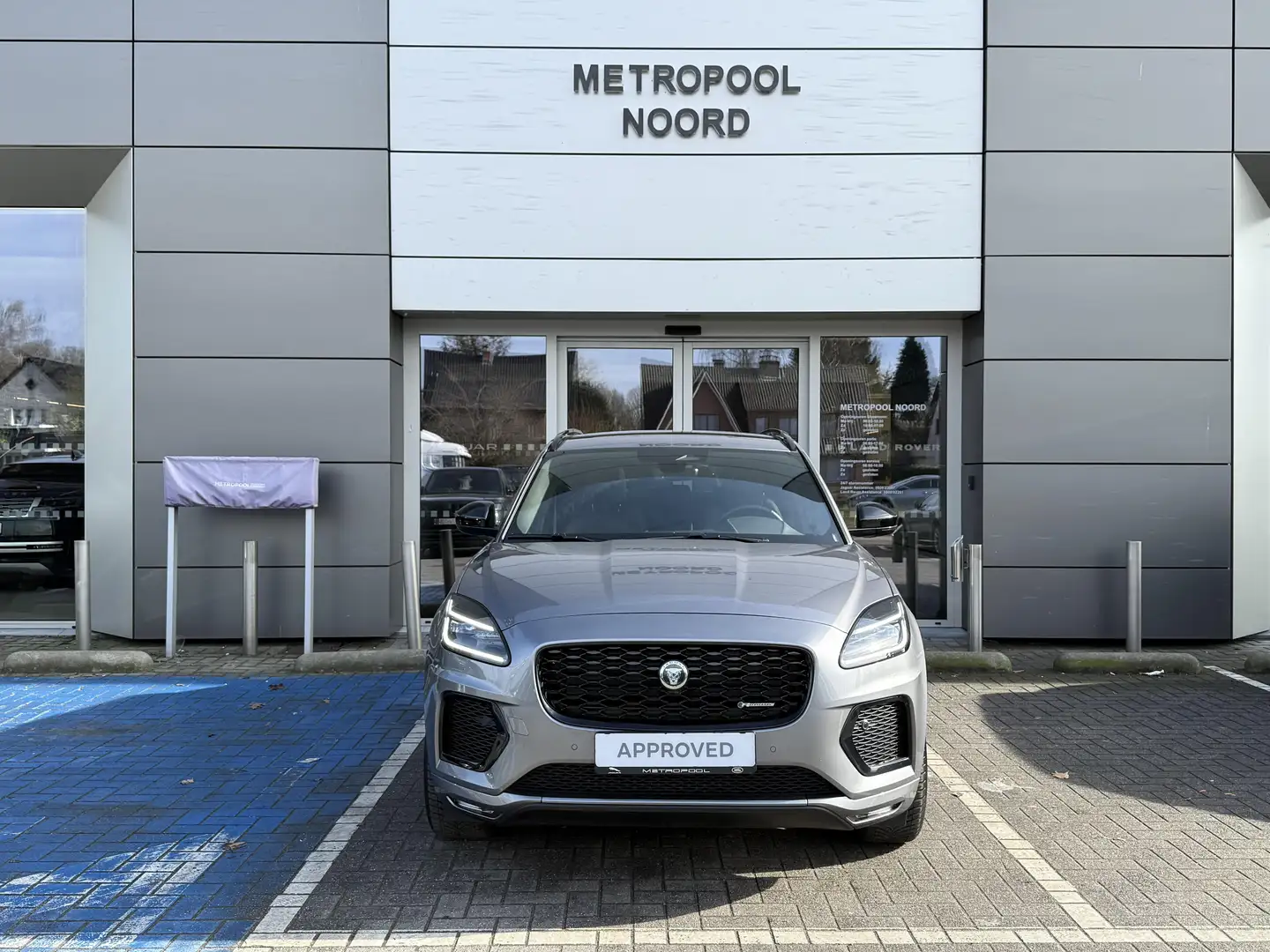 Jaguar E-Pace R-Dynamic SE Gris - 2