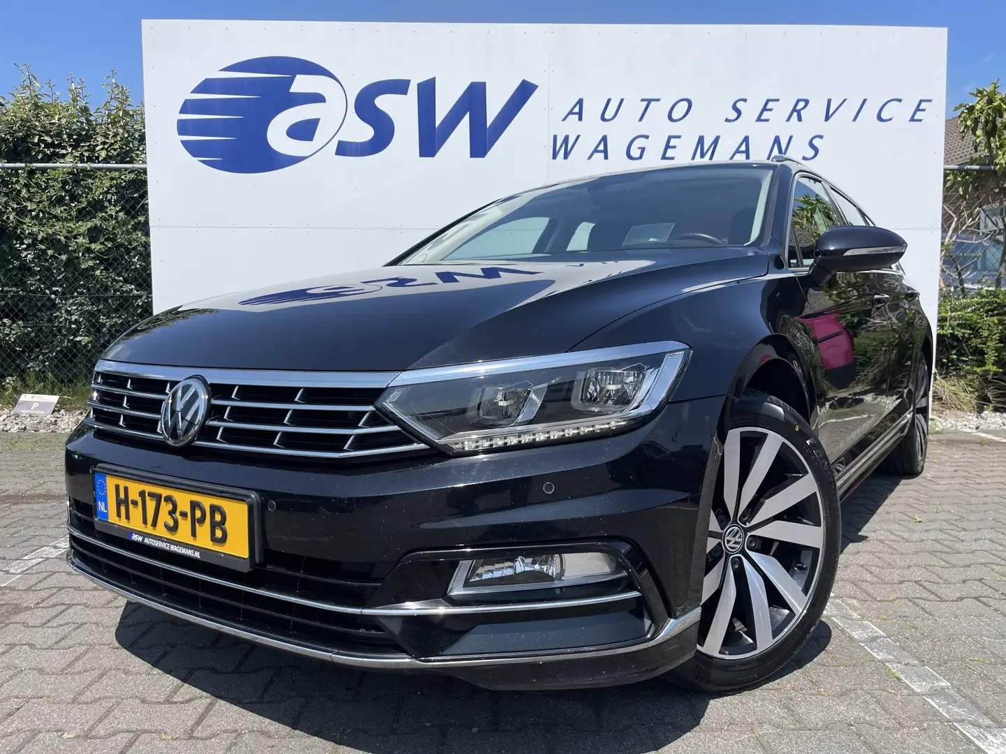Volkswagen Passat Variant 1.5 TSI Highline Business R | Navi | ACC | HUD | L Zwart - 2