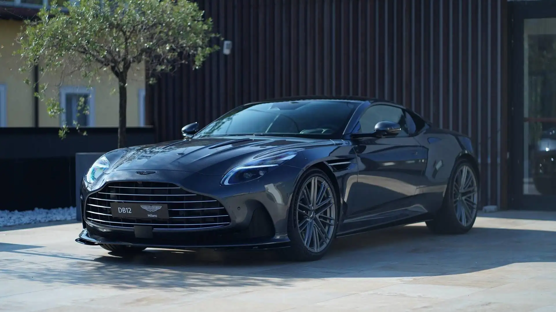Aston Martin DB12 V8 COUPE 26MY Сірий - 1
