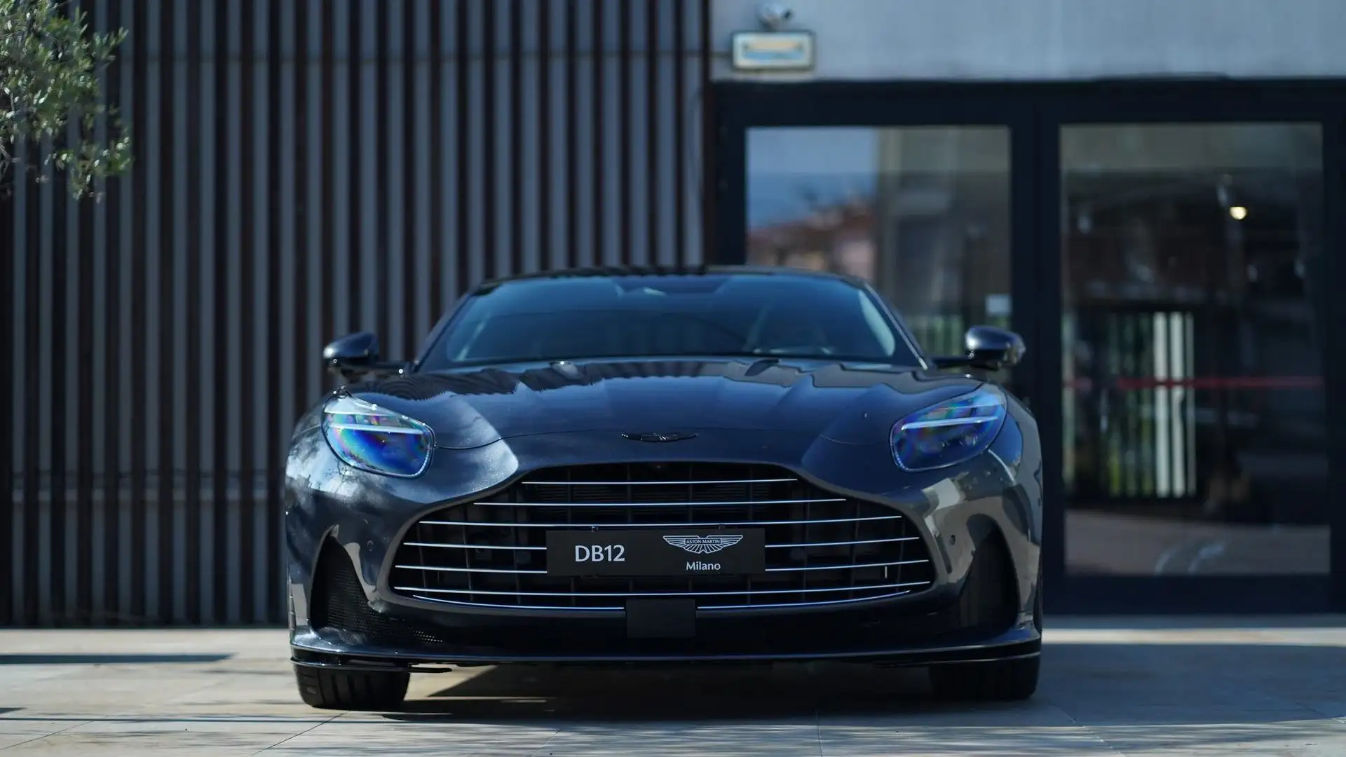 Aston Martin DB12 V8 COUPE 26MY Сірий - 2