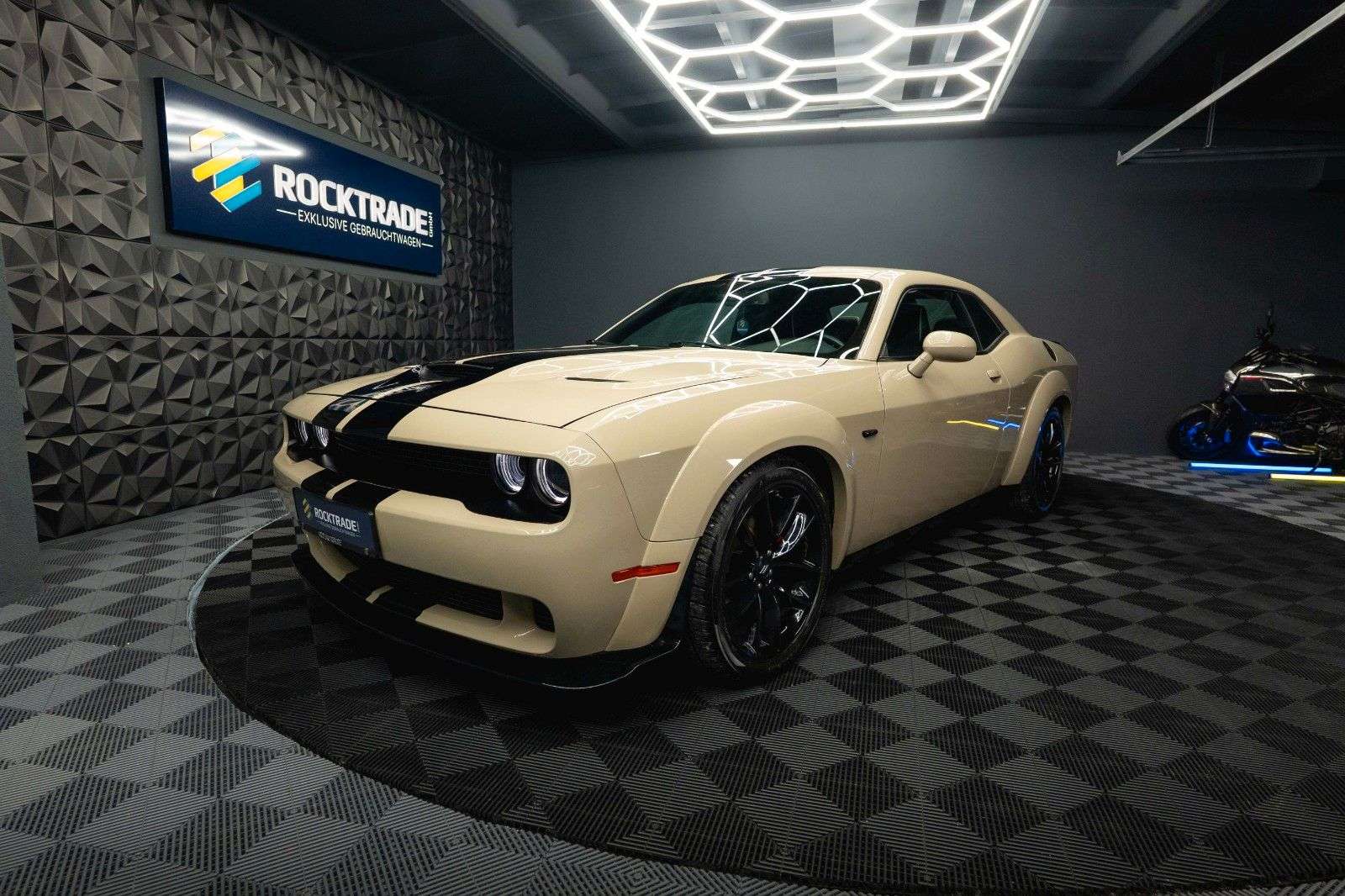 Second hand Dodge Challenger 6.4