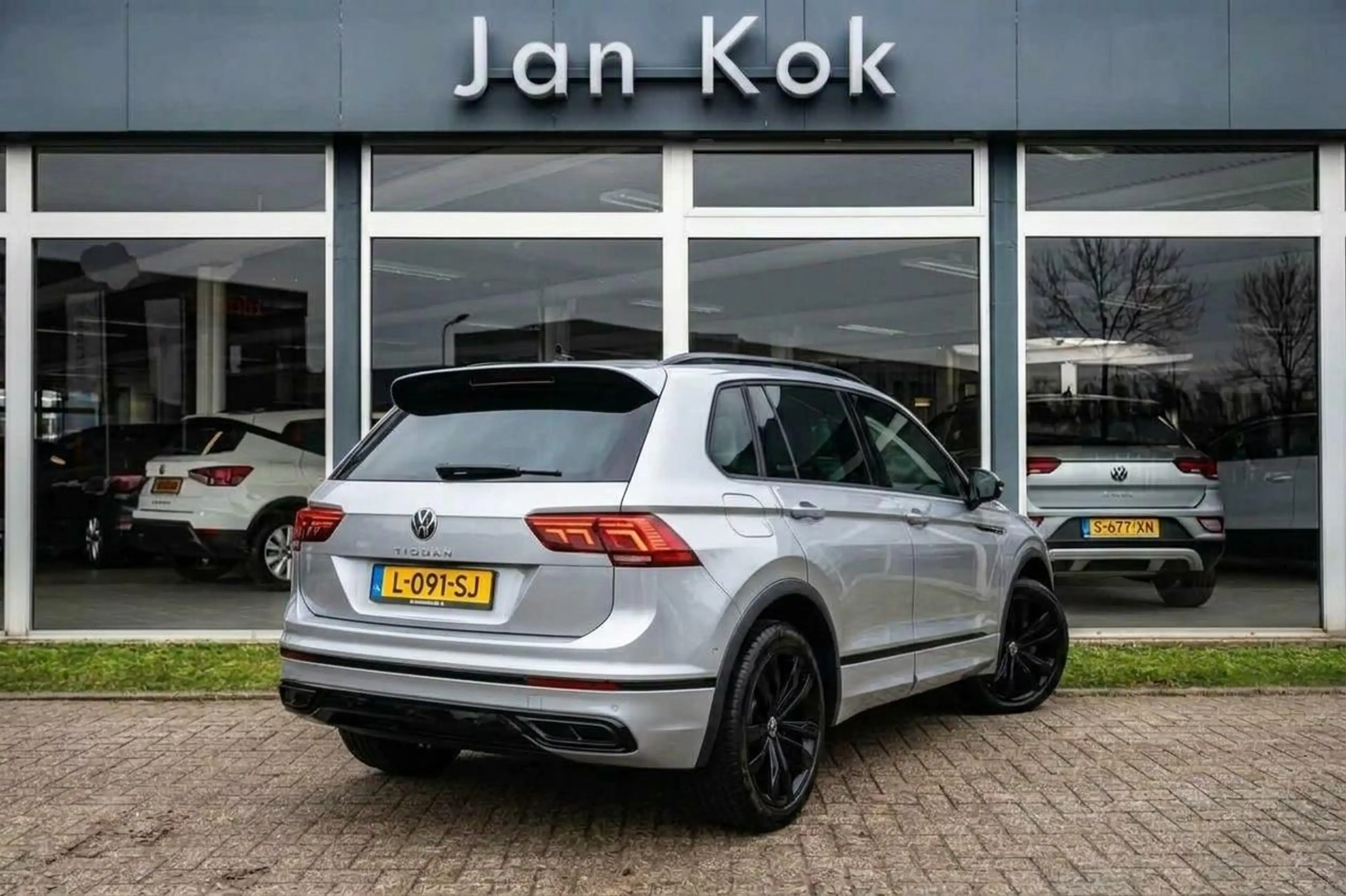 Volkswagen Tiguan 1.5 TSi 150 pk DSG-7 R-Line | Panoramadak | Black — photo 4