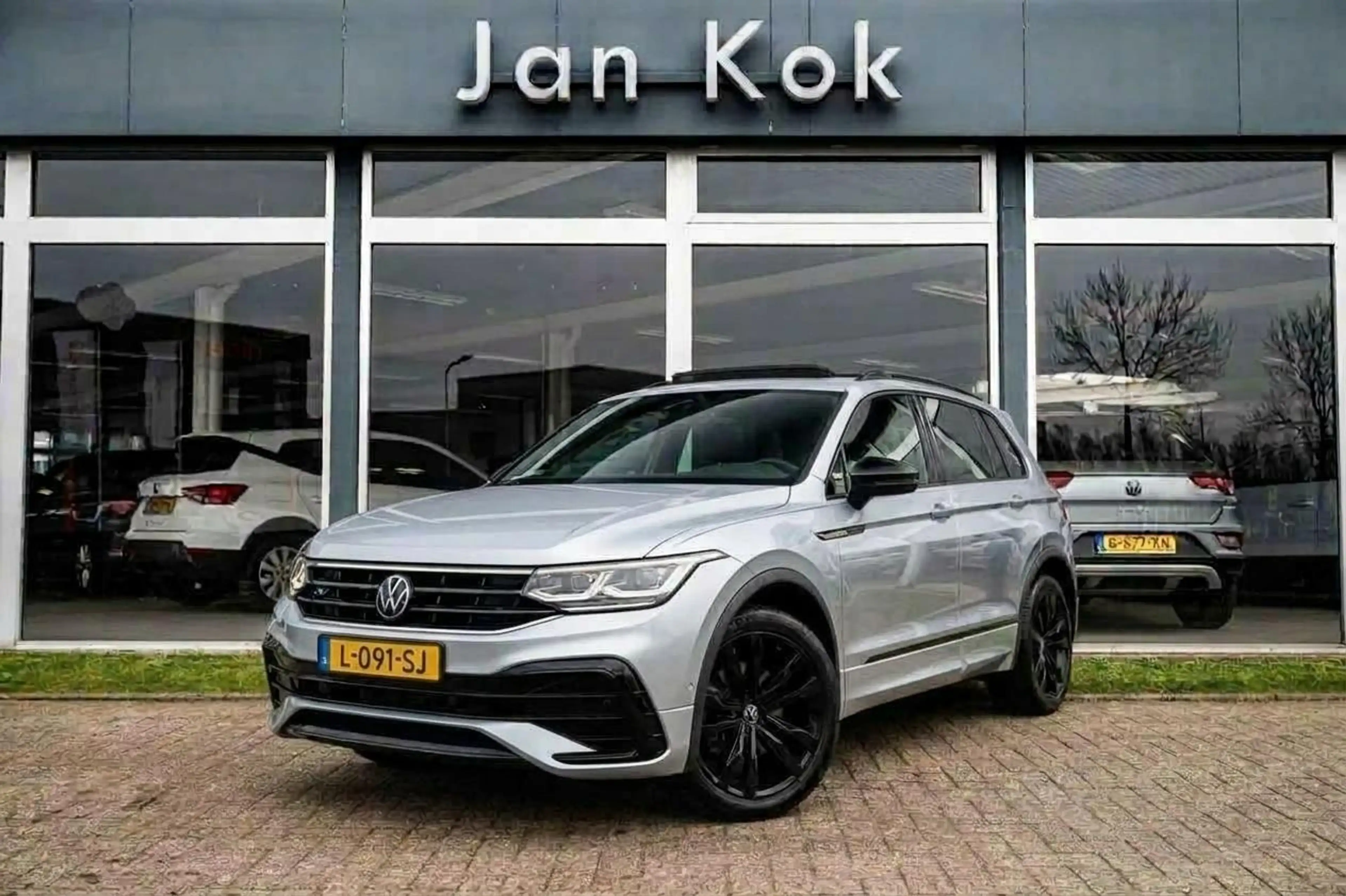 Volkswagen Tiguan 1.5 TSi 150 pk DSG-7 R-Line | Panoramadak | Black