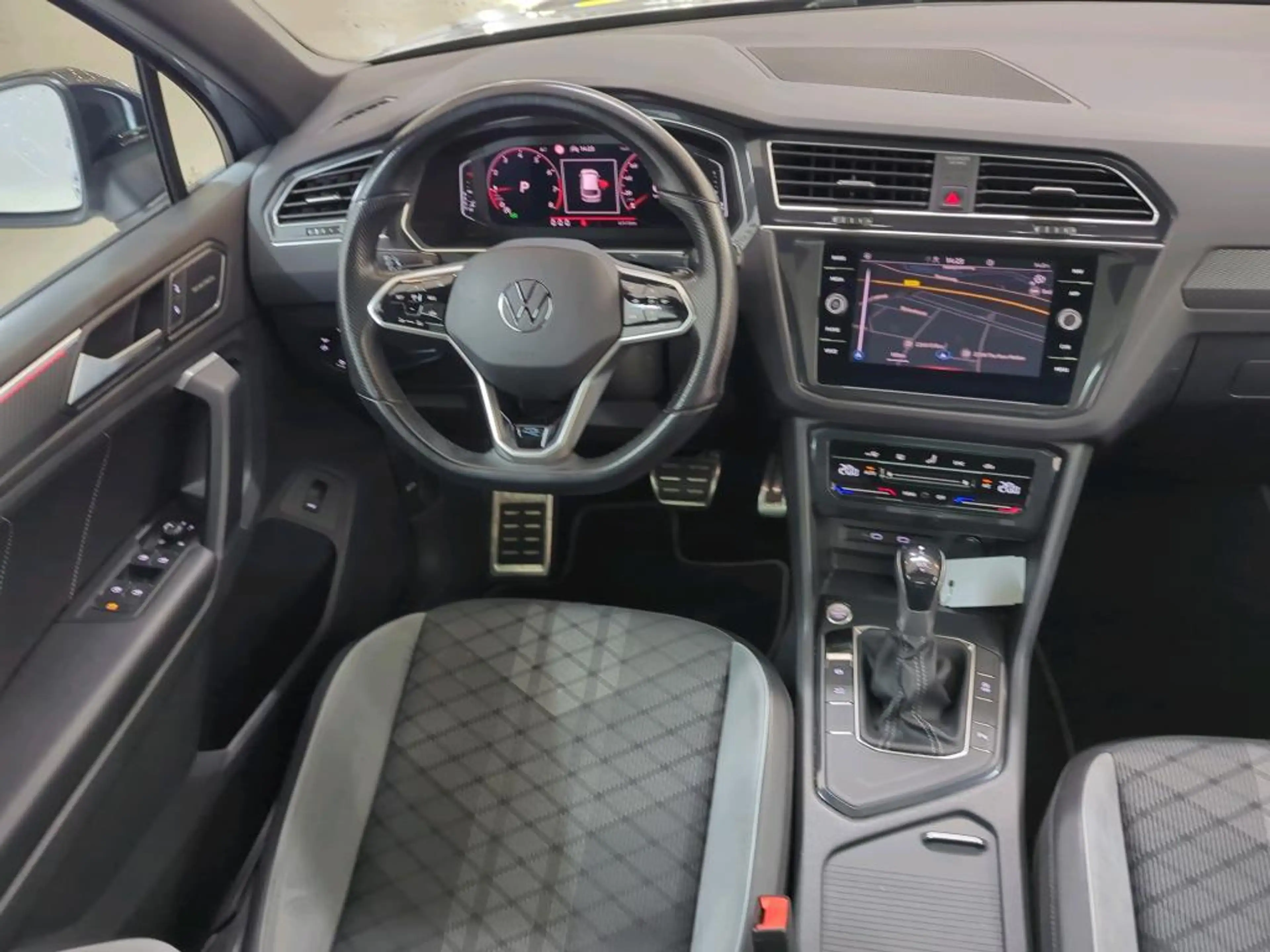 Volkswagen Tiguan 1.5 TSi 150 pk DSG-7 R-Line | Panoramadak | Black — photo 3