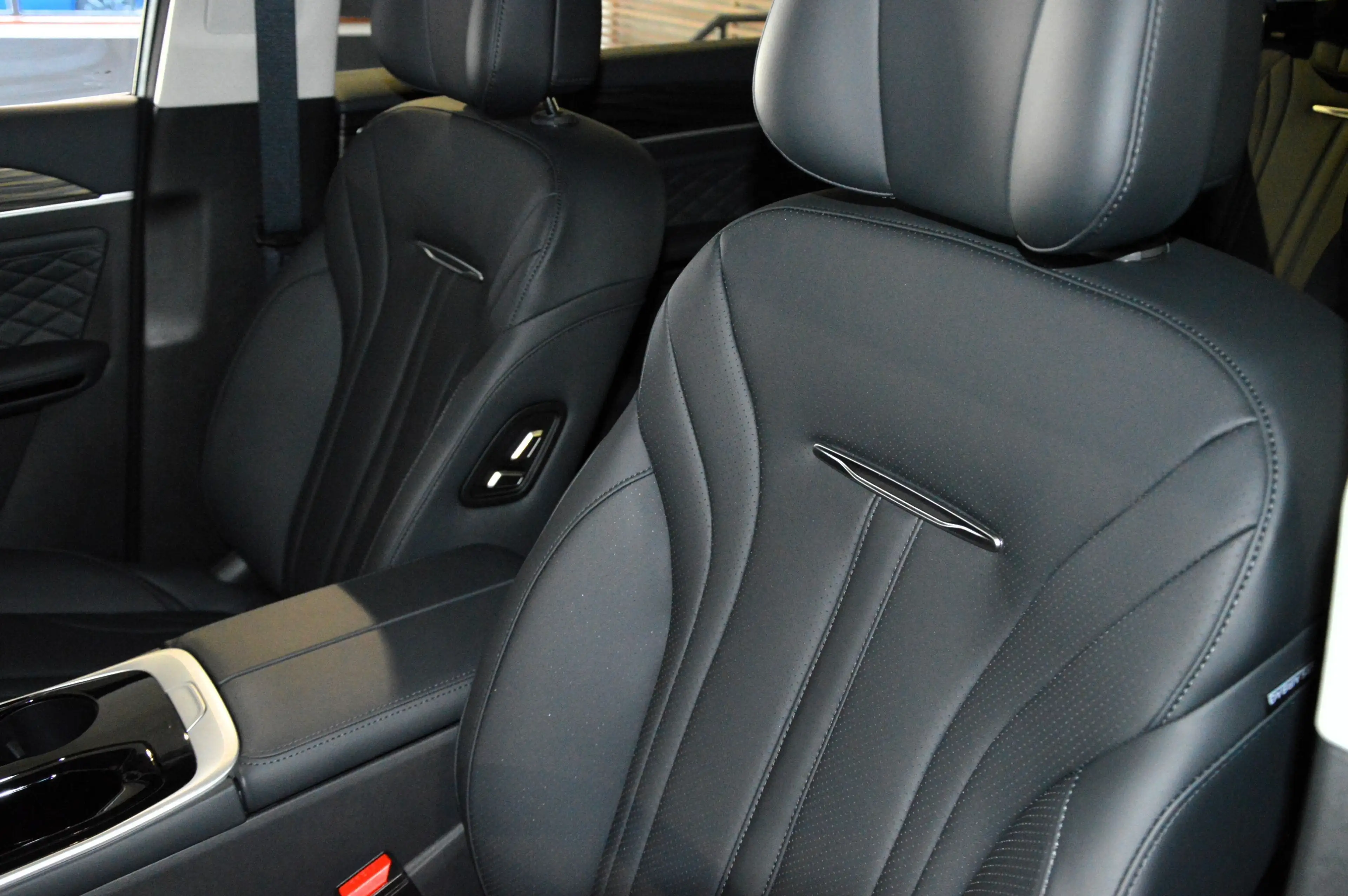 Forthing Forthing 4 PHEV 7 Sitze, Plug In Hybrid — photo 13