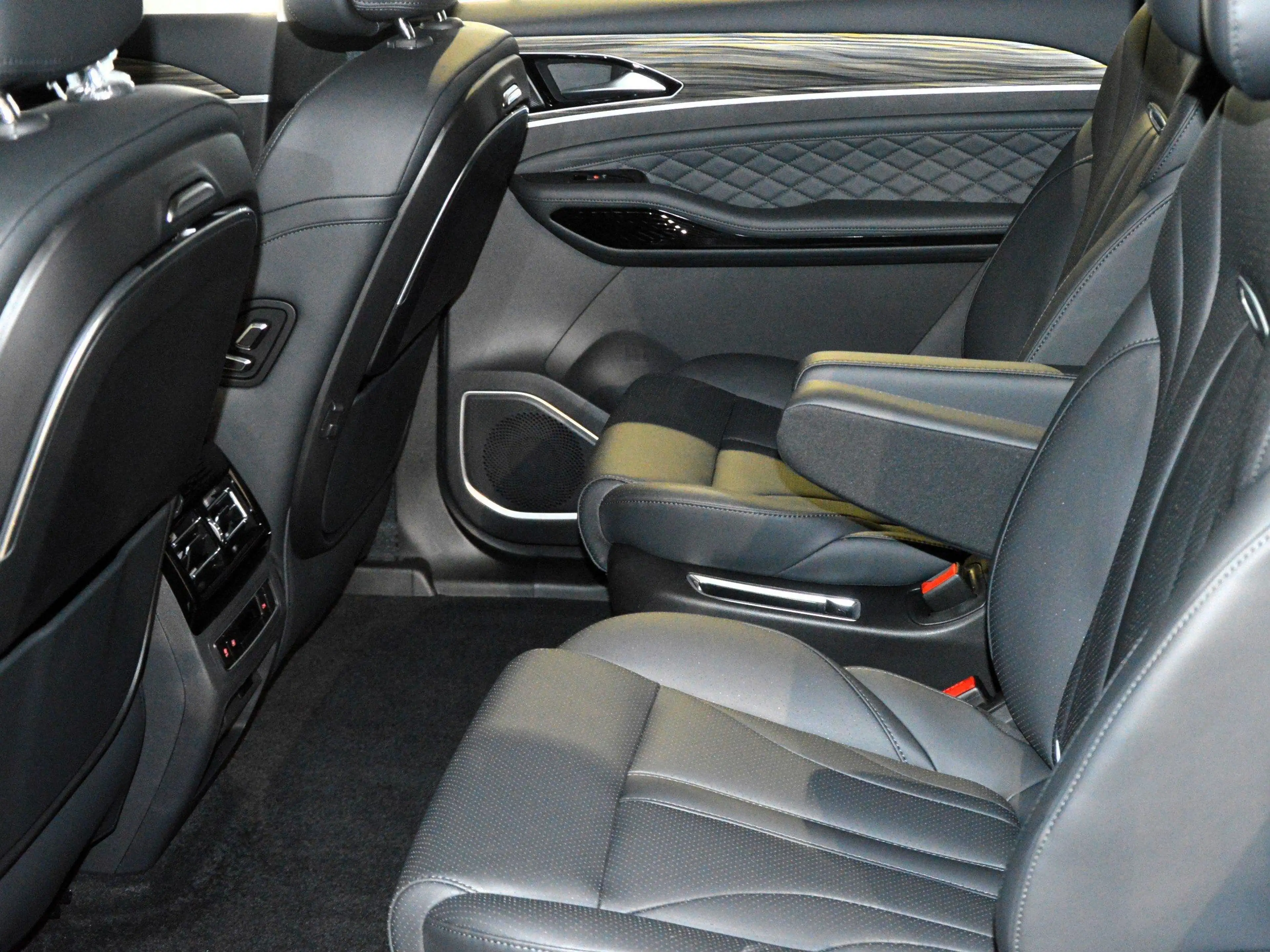 Forthing Forthing 4 PHEV 7 Sitze, Plug In Hybrid — photo 12