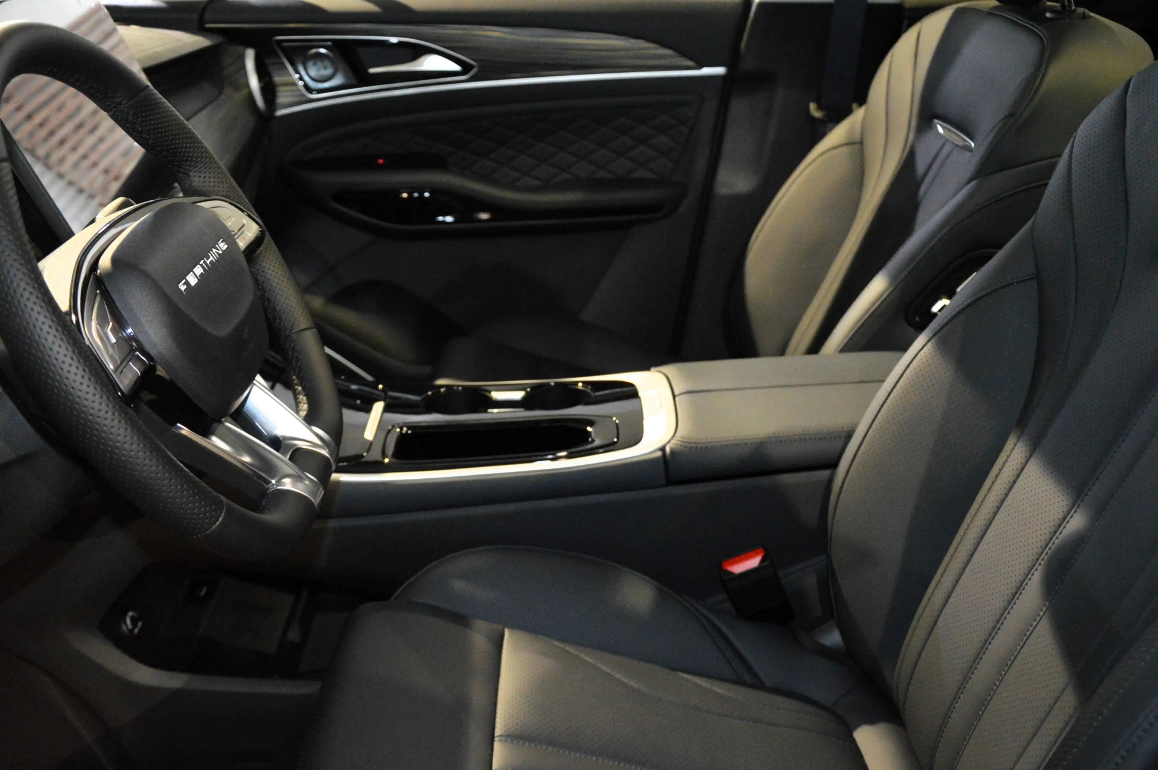 Forthing Forthing 4 PHEV 7 Sitze, Plug In Hybrid — photo 6