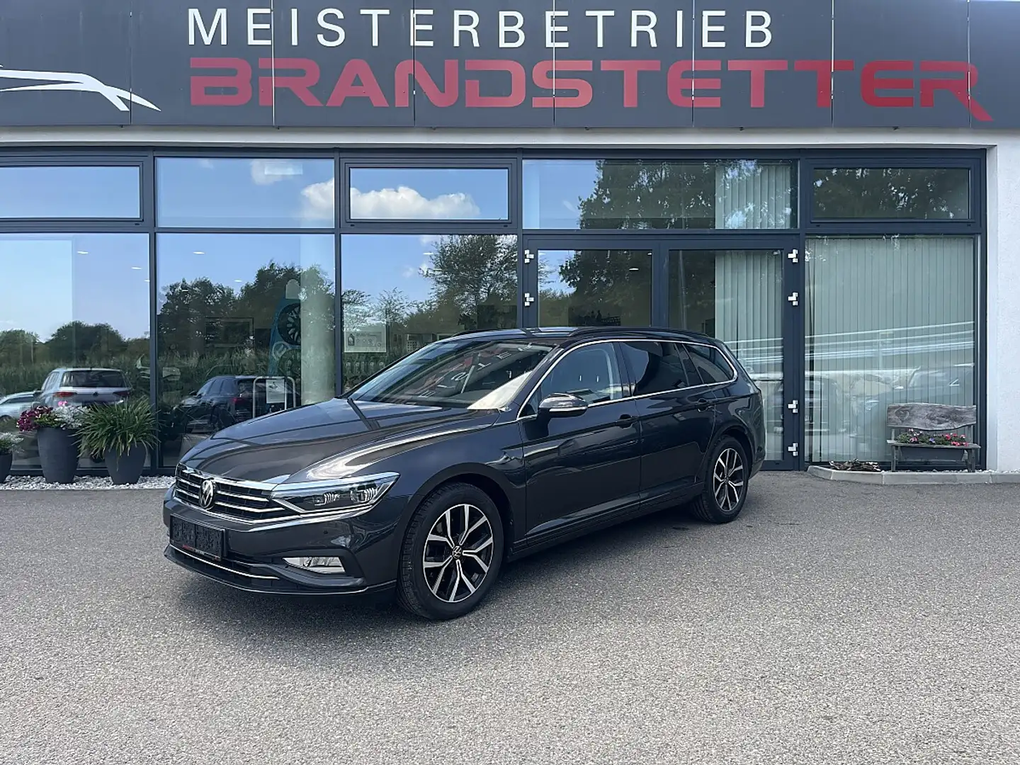 Volkswagen Passat Variant Business 2,0 SCR TDI DSG Grau - 1