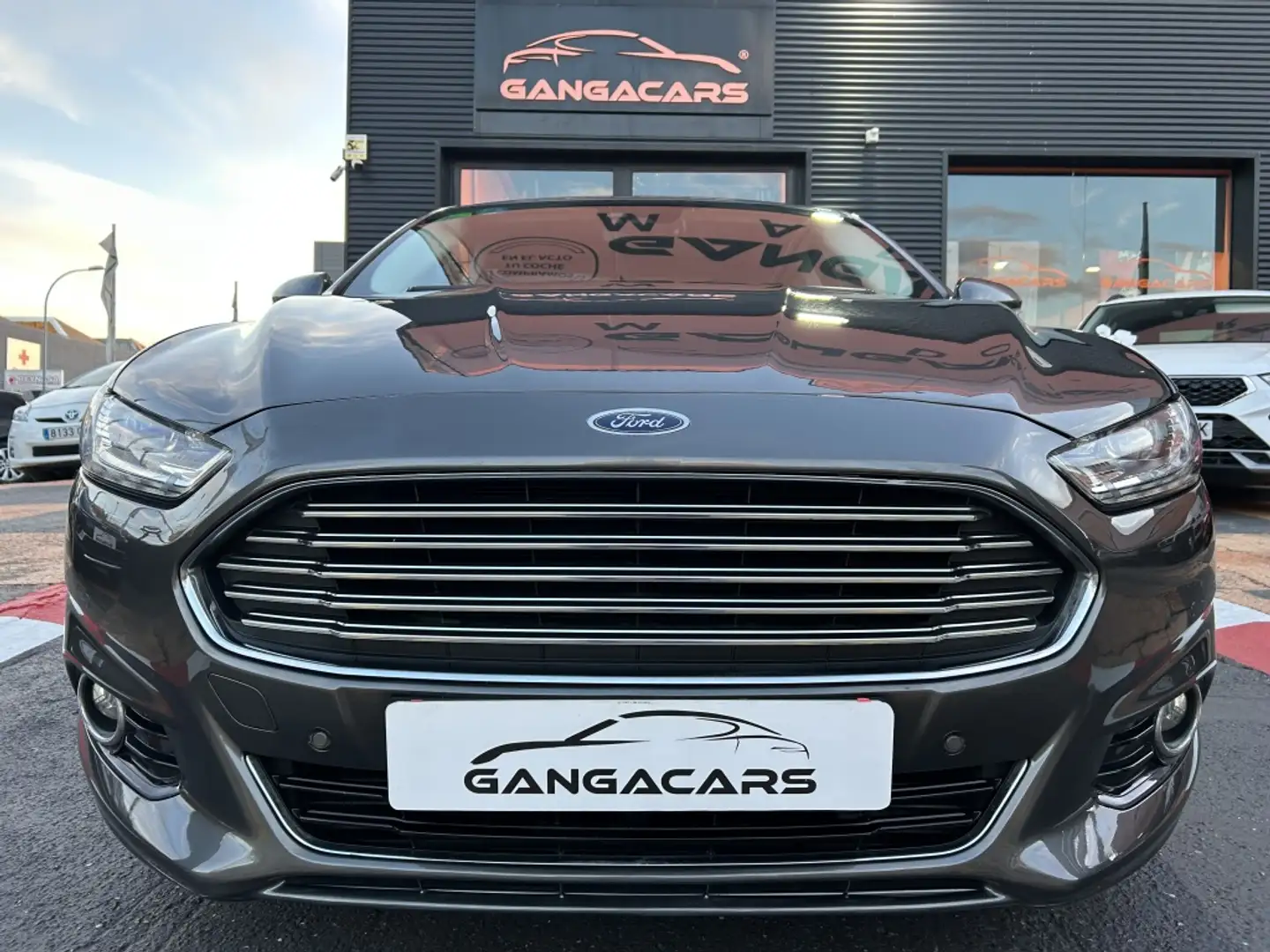 Ford Mondeo Sedán 2.0 HEV Titanium Gris - 1