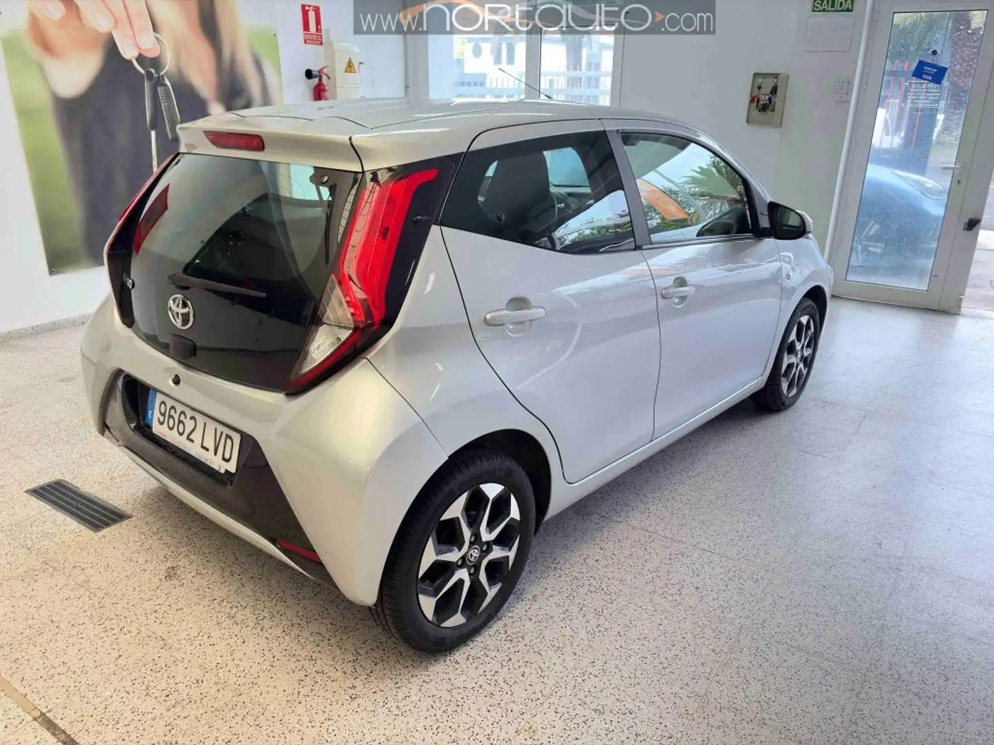 Toyota Aygo 70 x-style Argent - 2