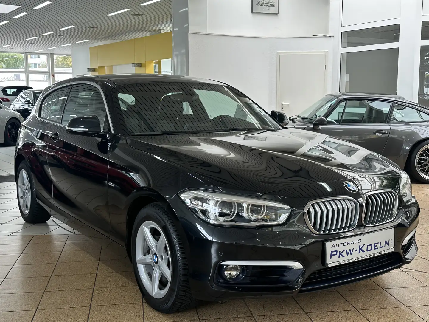 BMW 120 i Urban Line *PDC*LED*KLiMA*NAVi* Schwarz - 2
