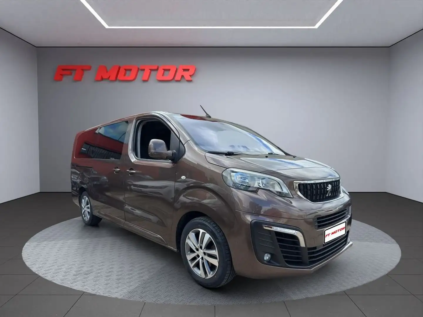 Peugeot Traveller 1.6BlueHDI Active Long 115 Marrón - 1