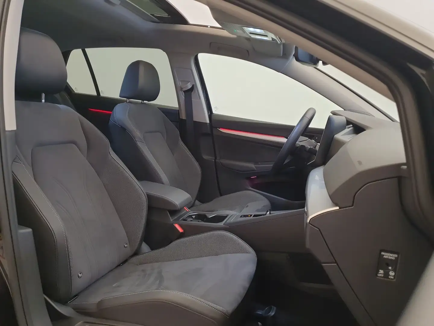 Volkswagen Golf 1.5 eTSI 115pk DSG/AUT Life Edition Panoramadak, C Schwarz - 2