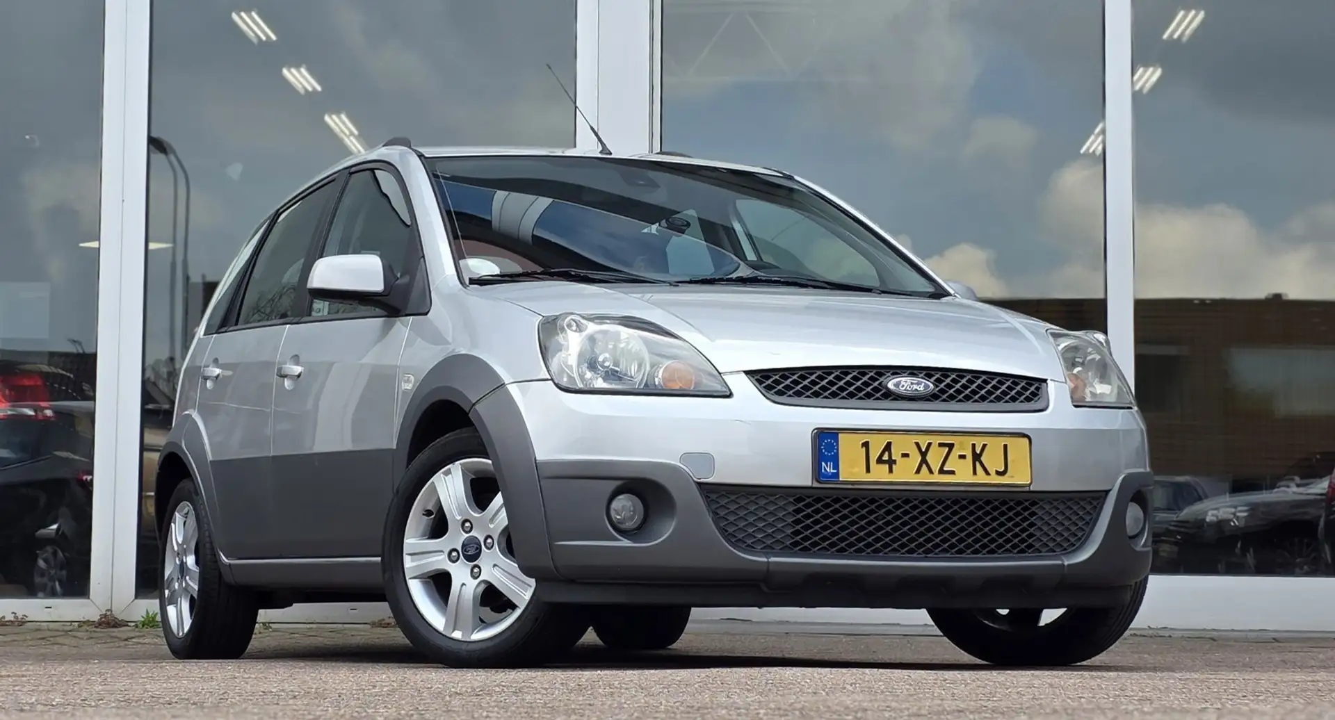 Ford Fiesta 1.4i 16V Crossroad 3e Eigenaar Grijs - 2