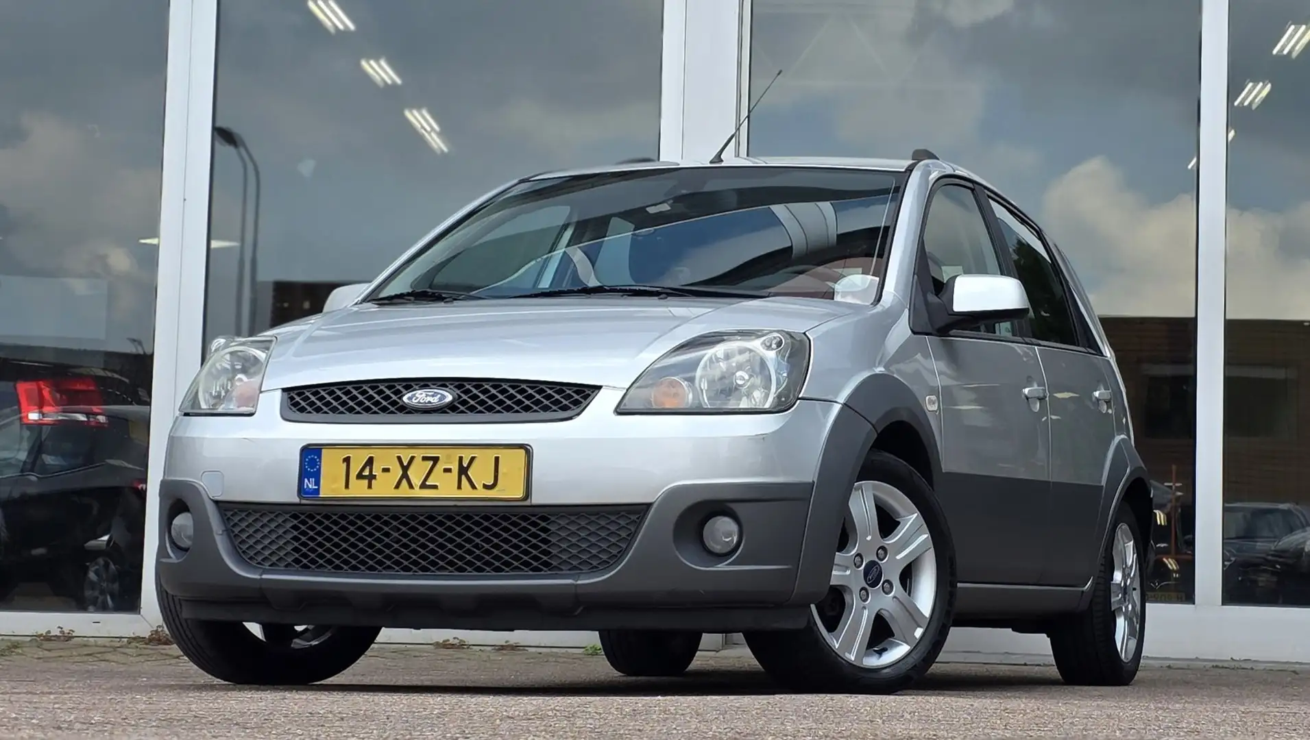 Ford Fiesta 1.4i 16V Crossroad 3e Eigenaar Grijs - 1