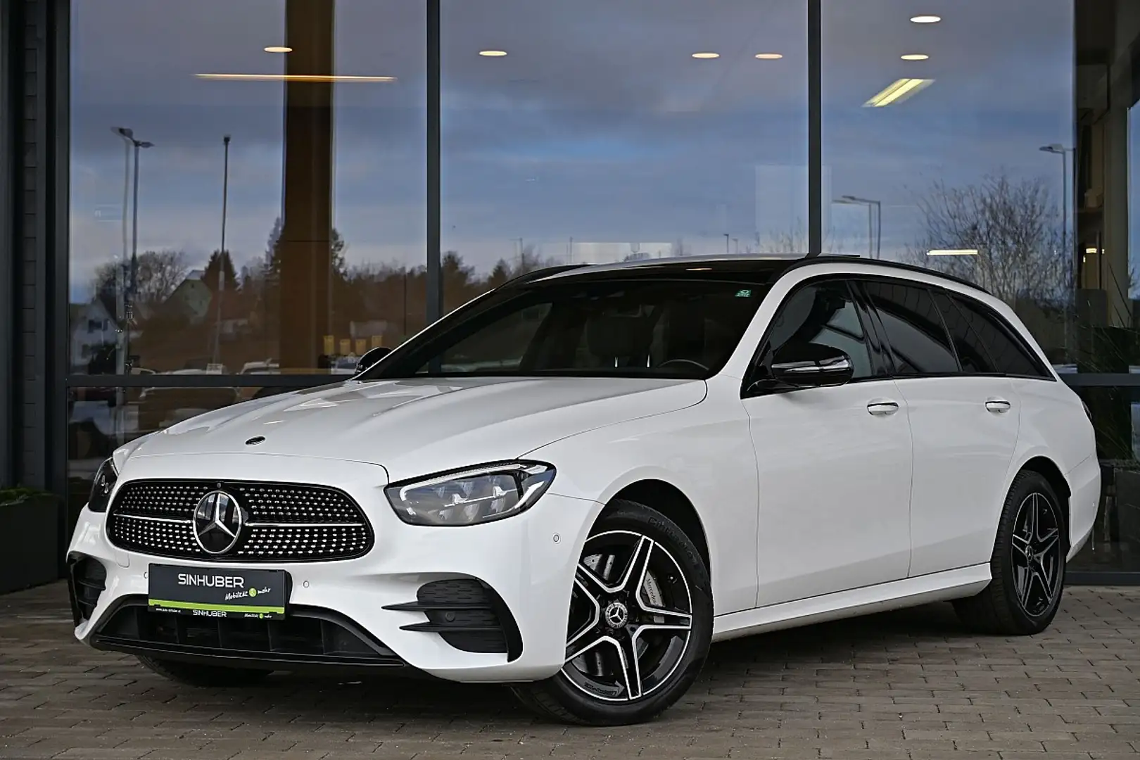 Mercedes-Benz E 300 de PHEV T 4Matic Aut. AMG ACC, HeadUp, Sitzklim... Weiß - 1