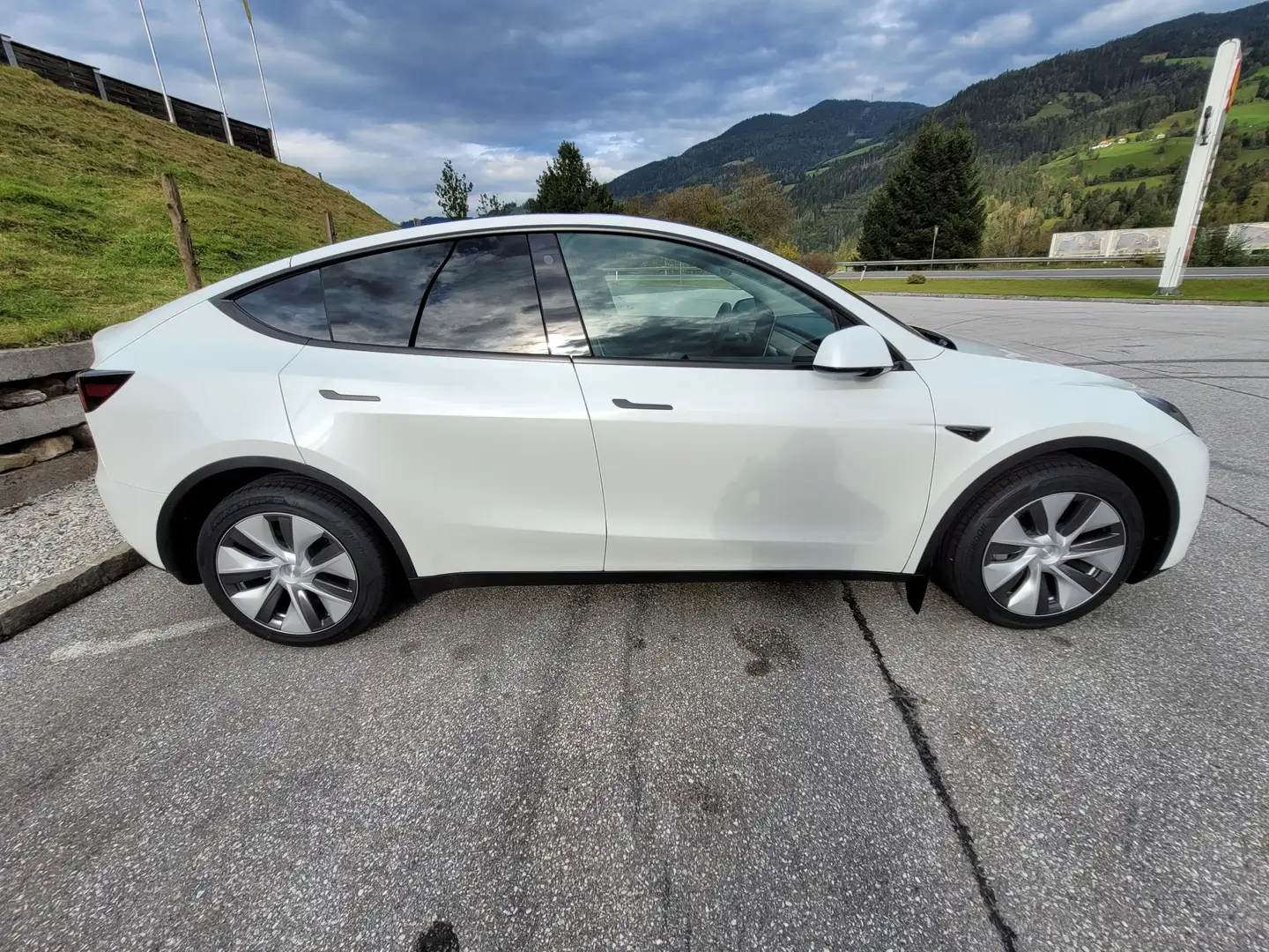 Tesla Model Y Long Range AWD 75kWh - 1