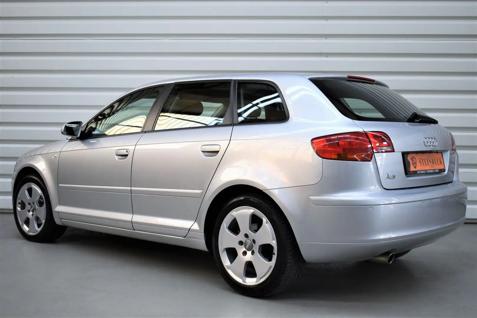 Audi A3 Sportback 1.6 Ambition+Xenon+PDC+Automatik Silber - 2