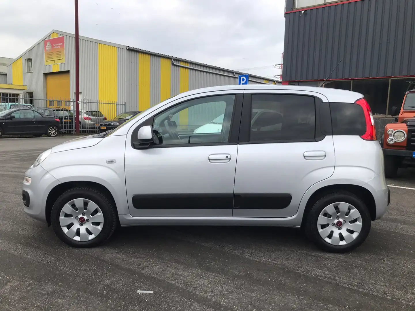 Fiat Panda 0.9 TwinAir Lounge / NAP / !! LAGE KM !! / AIRCO / Grijs - 2