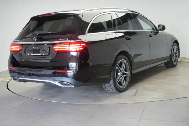 Mercedes-Benz 300 view 4