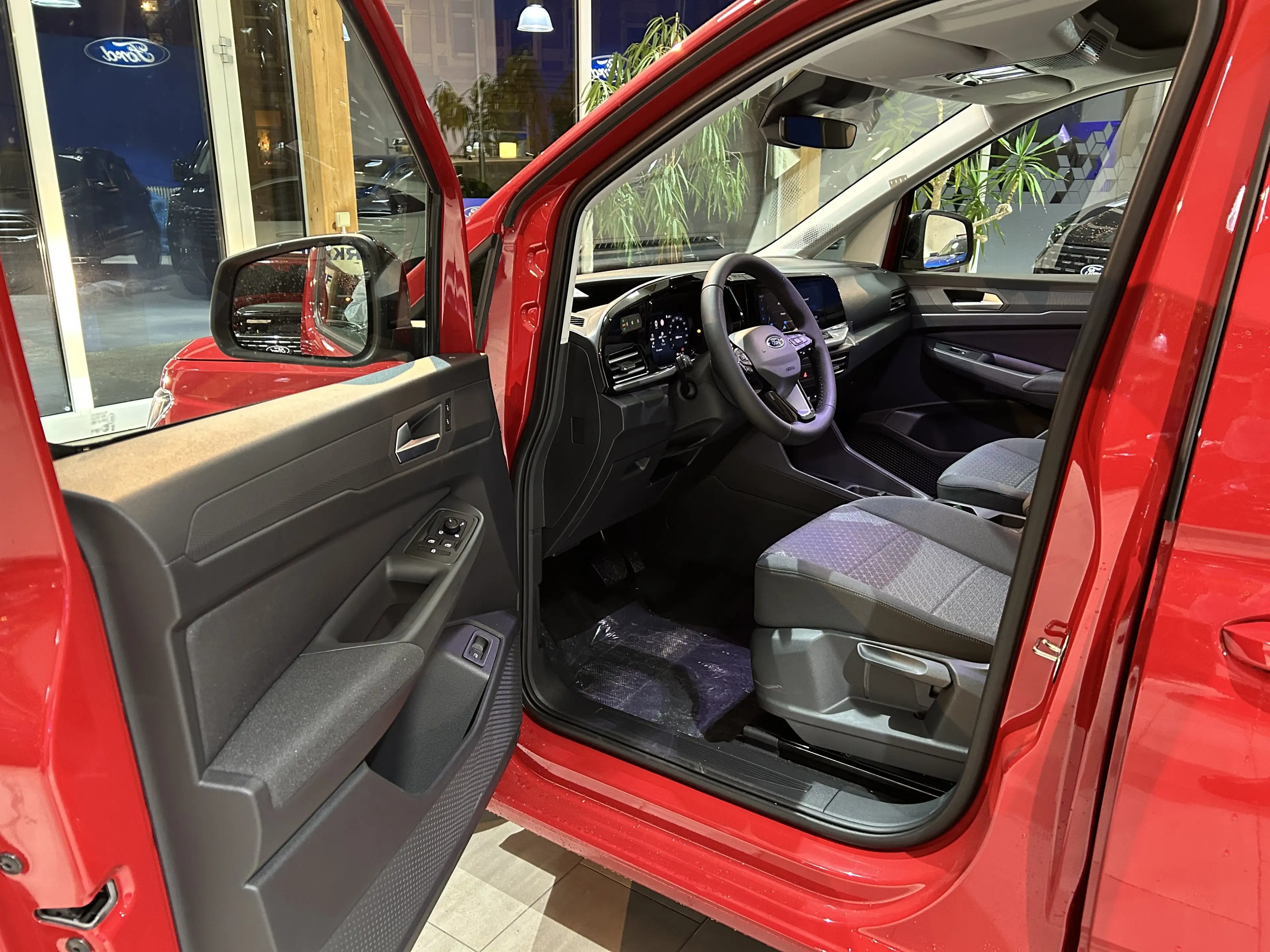 Ford Tourneo Connect Grand Tourneo Connect PHEV Titanium — photo 9
