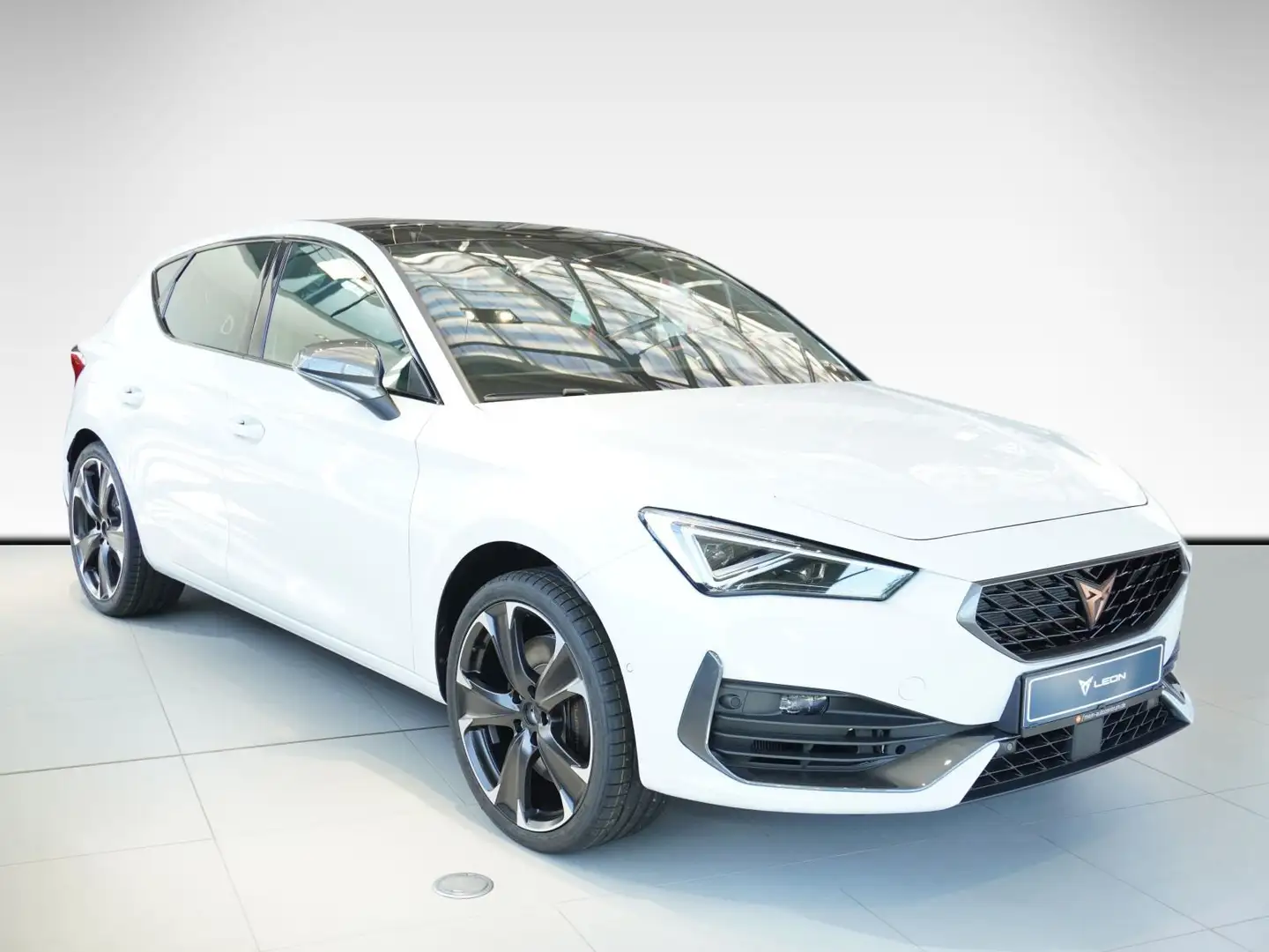 CUPRA Leon 2.0 TSI VZ AHK Beats Matrix Pano Kamera Navi Weiß - 2