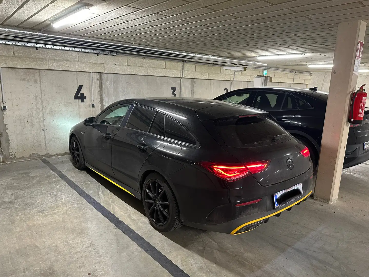 Mercedes-Benz CLA 180 d Shooting Brake AMG Line Schwarz - 2