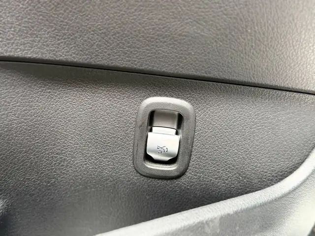 Mercedes-Benz C-Class view 20
