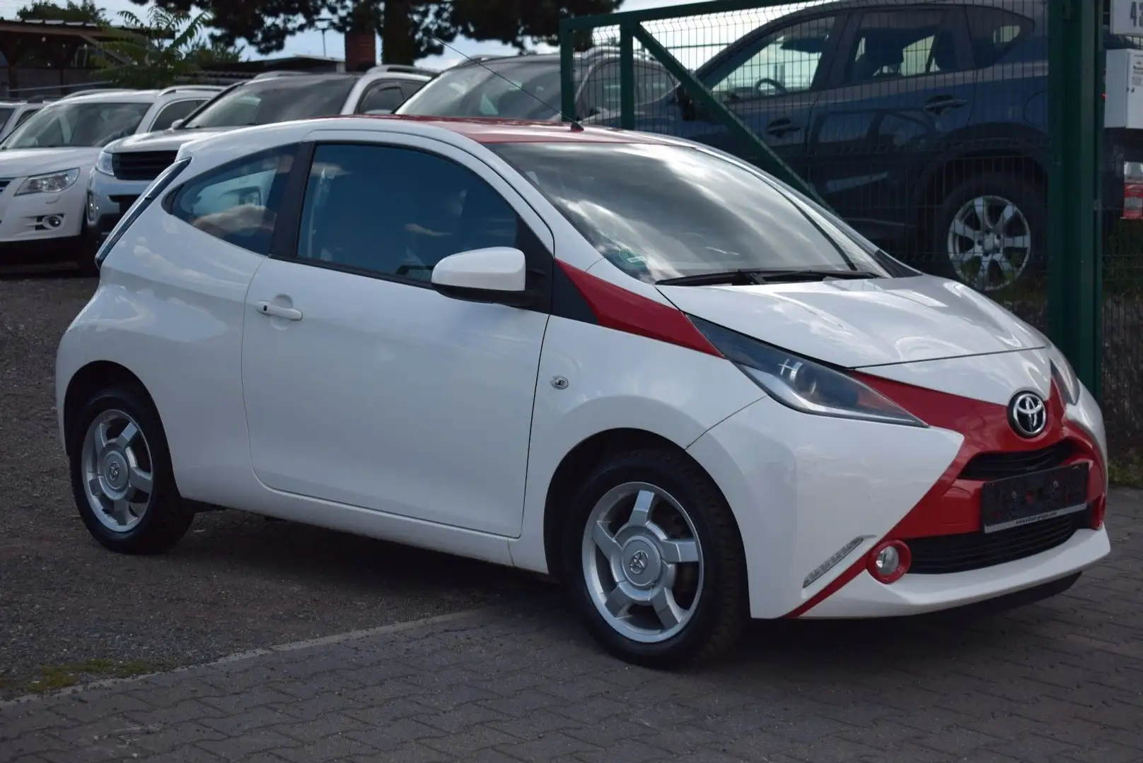 Toyota Aygo AYGO x-play touch Білий - 2